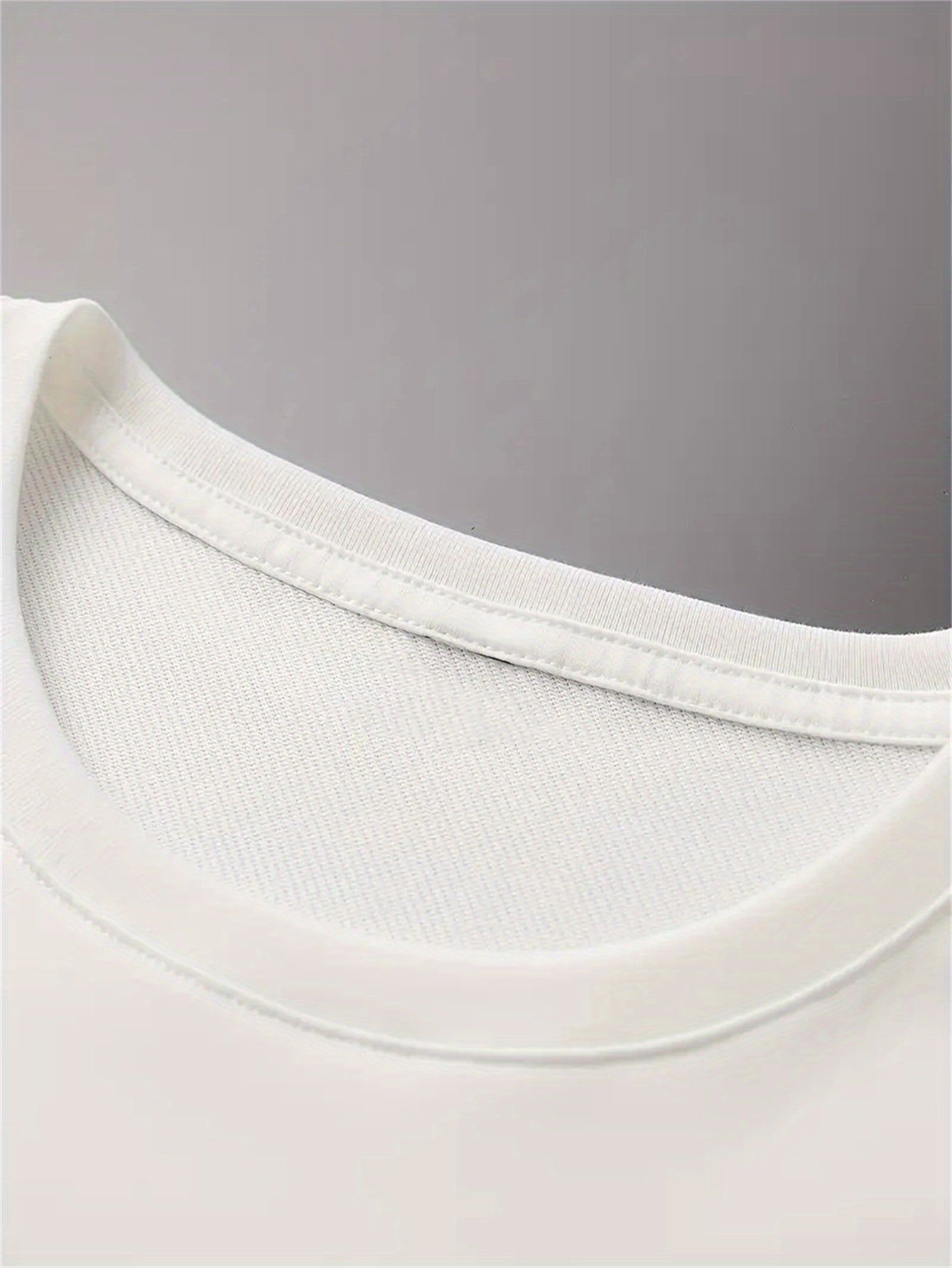 A Men's Casual and Trendy Lip Pattern Knitted Printed T-shirt Suitable for Holiday Wear