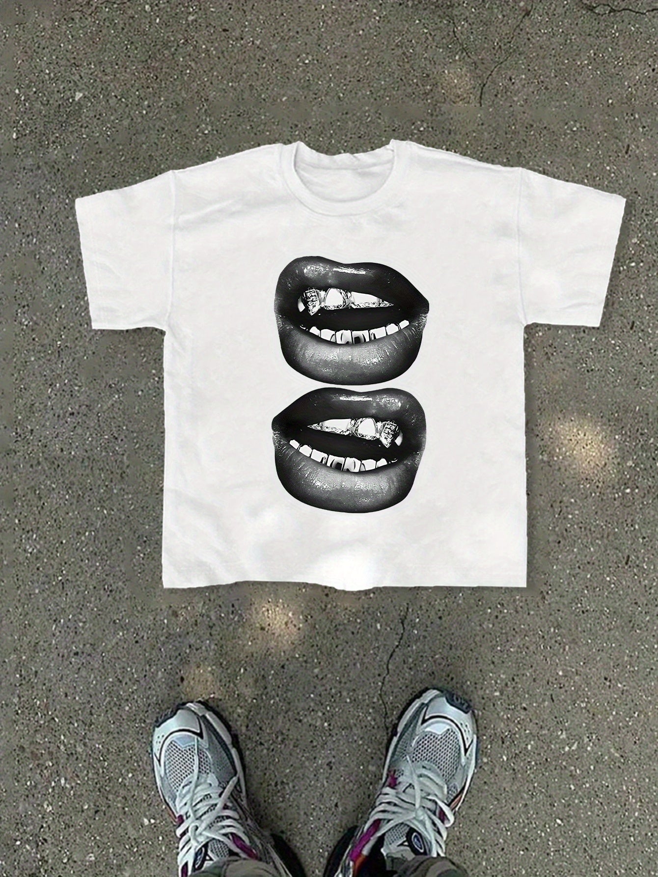 A Men's Casual and Trendy Lip Pattern Knitted Printed T-shirt Suitable for Holiday Wear