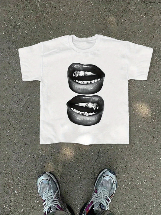 A Men's Casual and Trendy Lip Pattern Knitted Printed T-shirt Suitable for Holiday Wear